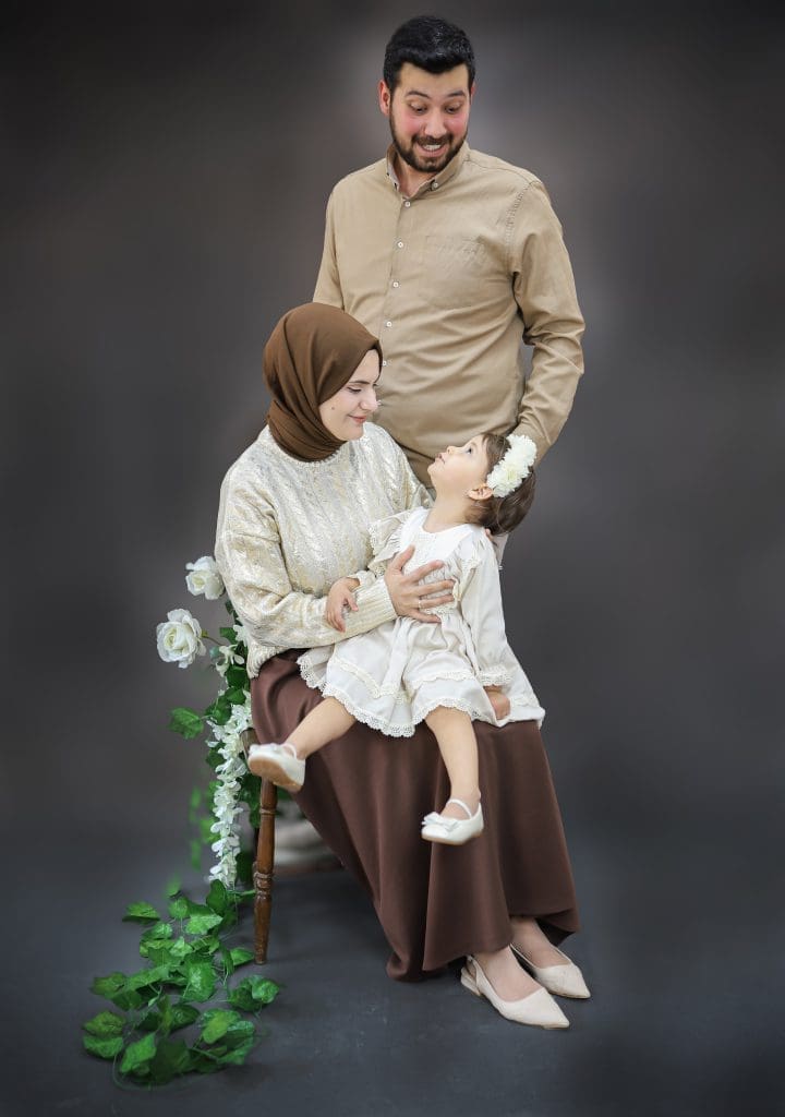 kız çocuklu aile fotoğrafı