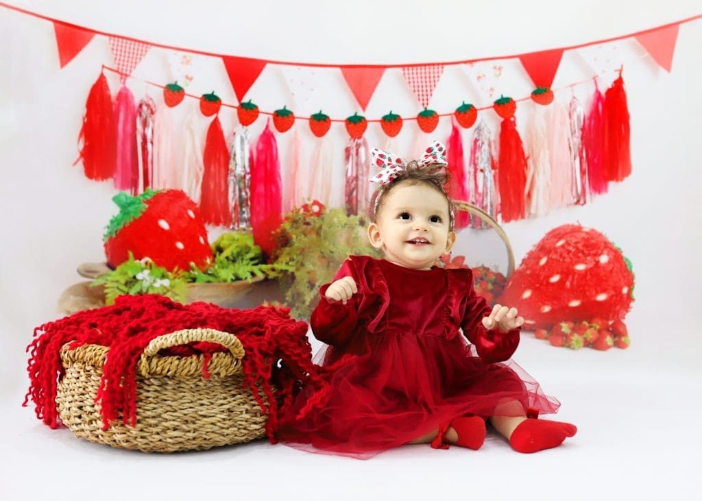 kırmızılı kız bebek