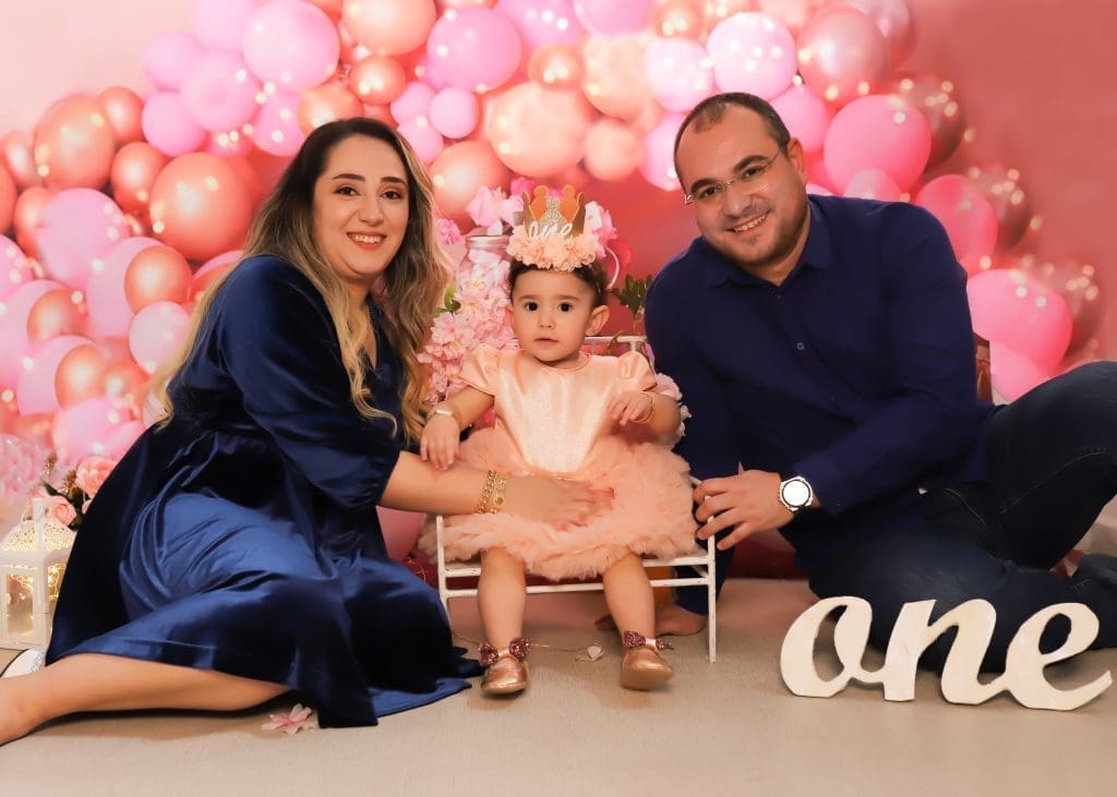 anne baba ve pembe elbiseli kız